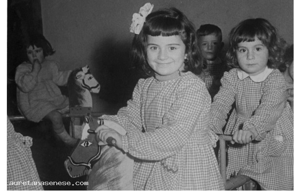 1956 - Bambini sulla giostra di ferro