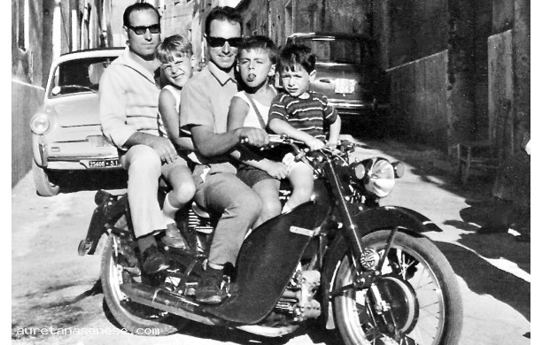 1968 - Tutti sulla Moto Guzzi nel Cocciaio