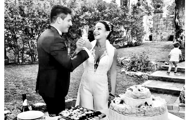 2020, Sabato 29 Agosto - Gli sposi brindano prima del taglio della torta