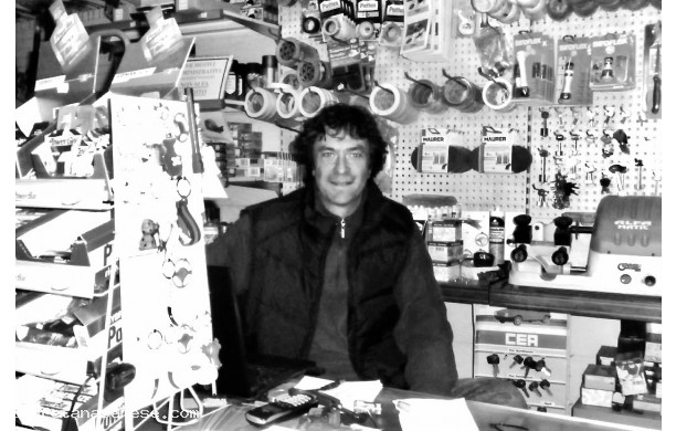 2014, 27 Dicembre - Alessandro nel suo negozio di Prato