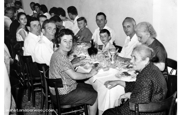 1963, Luned 29 Luglio - Parenti della sposa, al pranzo di nozze