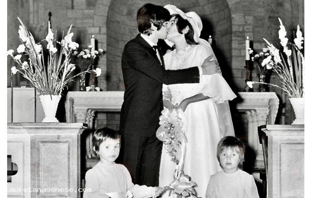 1970, Gioved 24 Settembre - Ora sono sposi e possono baciarsi