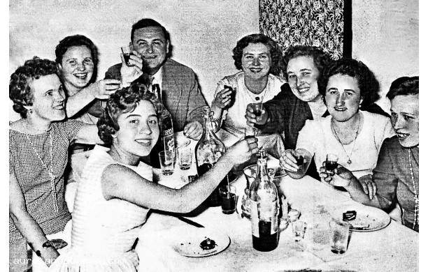1964, Domenica 25 Ottobre - Pranzo di nozze: Renata con le amiche