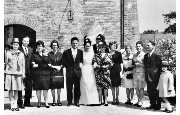 1965, Mercoled 28 Aprile - Amici e parenti insieme agli sposi