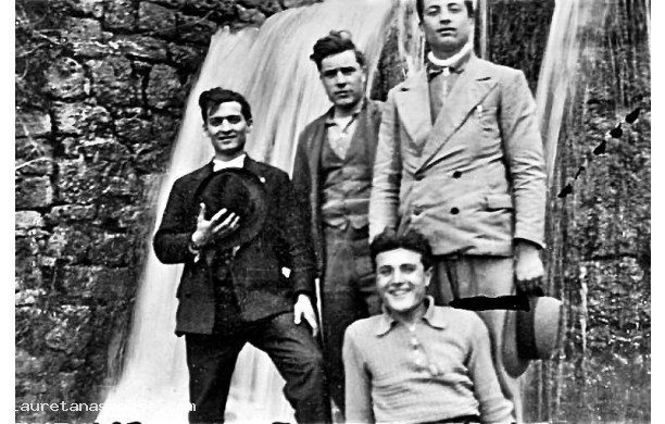 1931 - Un gruppo di amici sotto la cascata della Lama