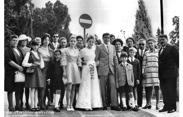 1969, Luned 15 settembre - Franco e Angela, gli sposi insieme ai numerosi parenti