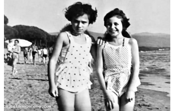 1956, Luglio - Cugine ascianesi in colonia  a Follonica