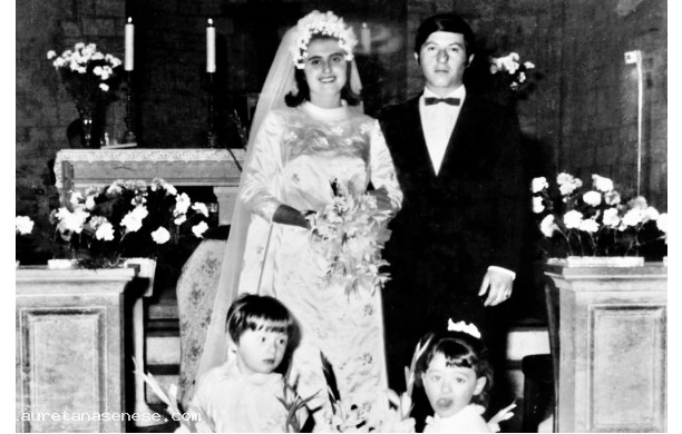 1969, Giovedì 12 Giugno - Anna e Vittorio alla fine della cerimonia religiosa