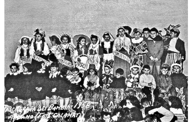 1958 - Foto di gruppo al Carnevale dei Bambini