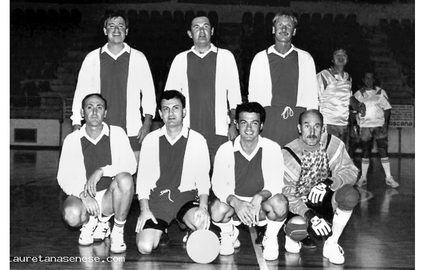 1986? - Ginnasti al Palazzetto, prima di una partita a calcetto