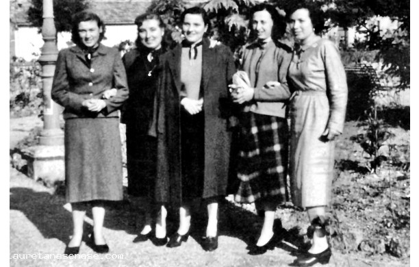 1953 - Ragazze in posa ai giardini
