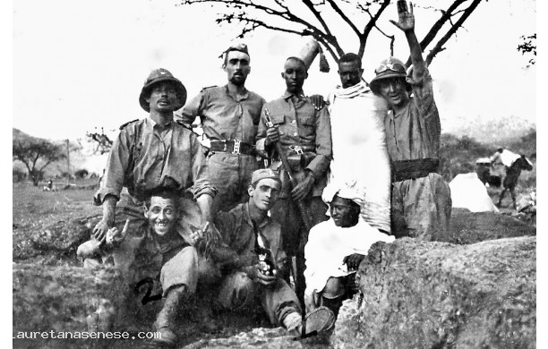 1936, 20 Maggio a Scir - Gruppo di italiani e di eritrei