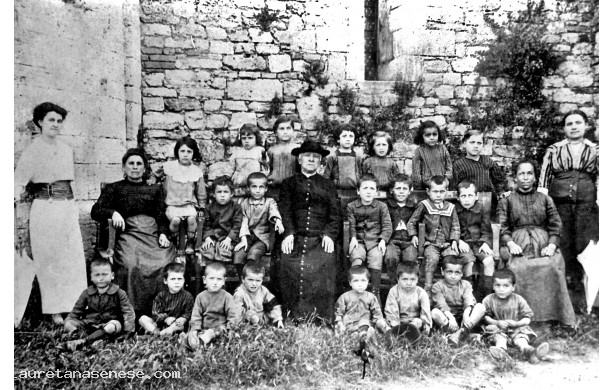 1910-1920 - I bambini dell'asilo parrocchiale dietro la Pieve di San Vittore
