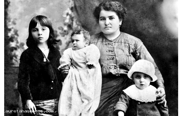 1930 - La mamma degli Zampi con figli e nipote