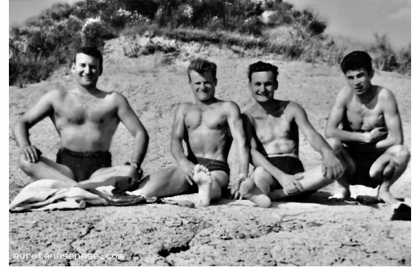 1959 - Giovani culturisti si bagnano nell'Ombrone