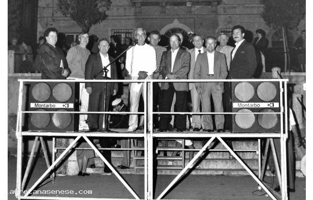 1990, 25 Festa del Donatore Fratres: gli organizzatori sul palco