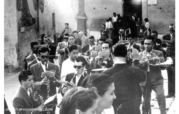 1955 - Gruppetto di musicanti sulle scale della chiesa