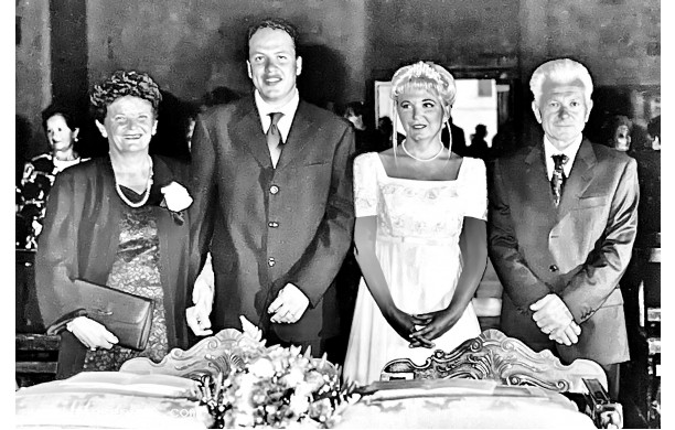 1997, Sabato 6 Settembre - La famiglia Boccini davanti all'altare