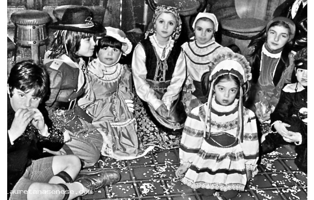 1975? - Bambini in maschera nella saletta del Bar Hervè