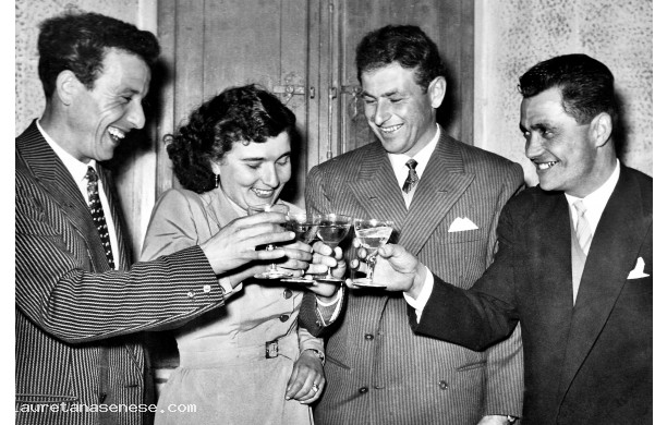 1955, Sabato 12 Febbraio - Marina e Celso brindano con i Testimoni