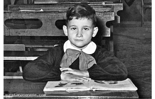 1965? - Scolaro sui vecchi banchi di una scuola rurale