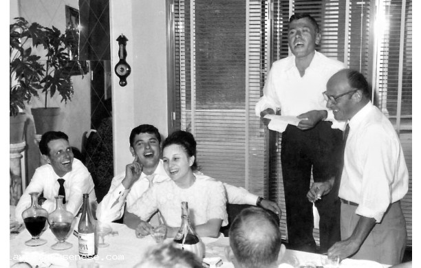 1966, Domenica 28 Agosto  Sandrino legge i telegrammi al pranzo di Luciano e Rosanna Biancucci