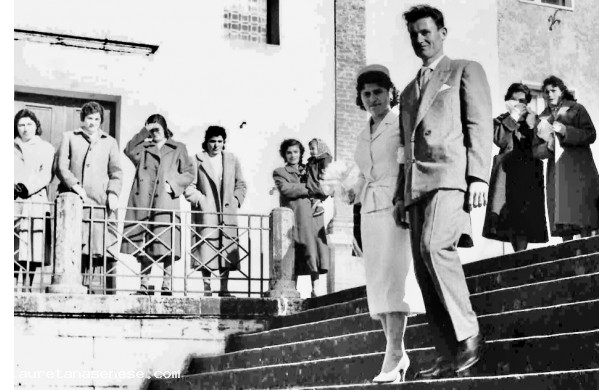 1958, Sabato 25 Gennaio  Fosco e Bruna, scendono le scale della chiesa