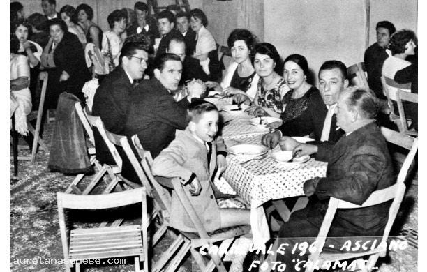 1961 - Tavolata di amici a Carnevale