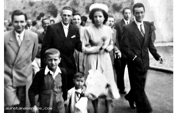 1949? - Giovanni e Anna, dalla Collegiata verso casa