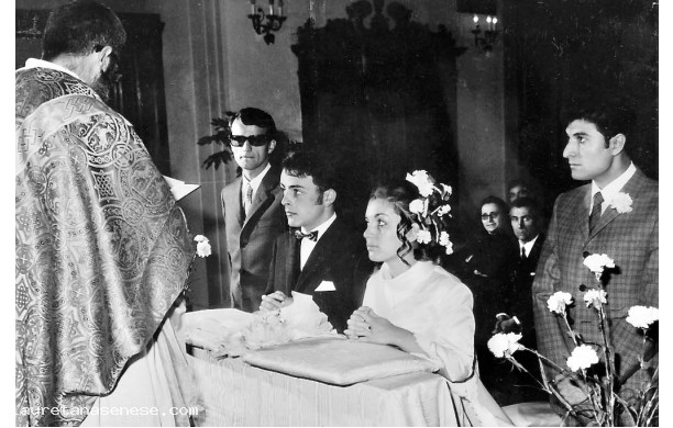 1968, Domenica 24 Novembre - Graziella e Luciano all'altare