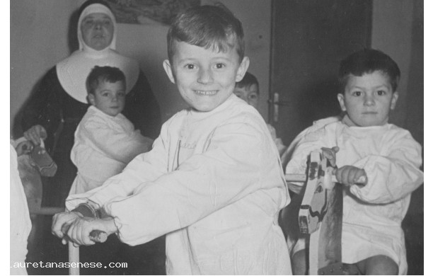 1956 - Carlo sulla giostra delle suore