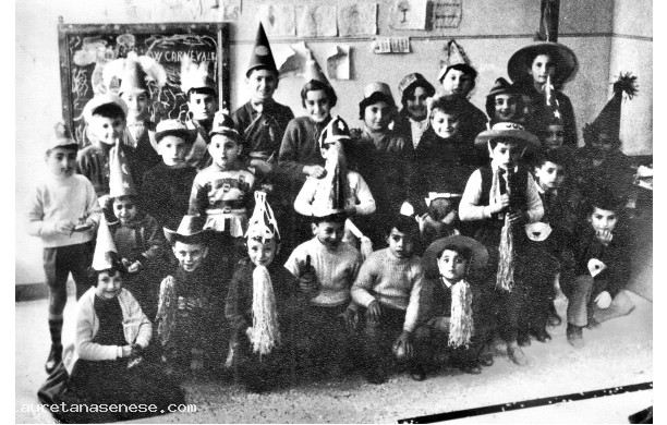 1960 - La pluriclasse della Stazione a carnevale