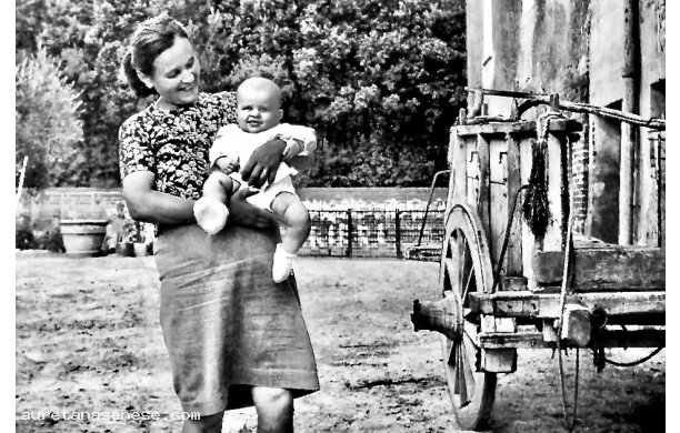 1970 - mamma e figlia nell'aia di casa