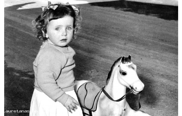 1961 - Una ricciolona con cavallo a dondolo