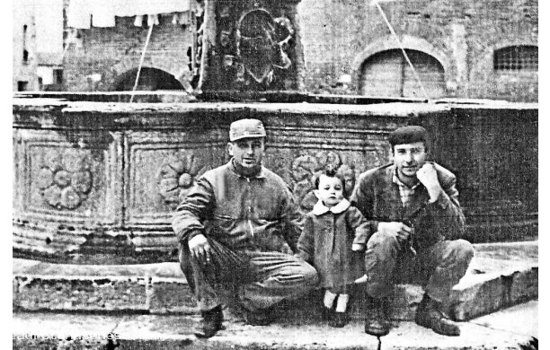 1952 - Pausa lavorativa all'ombra della fontana di piazza