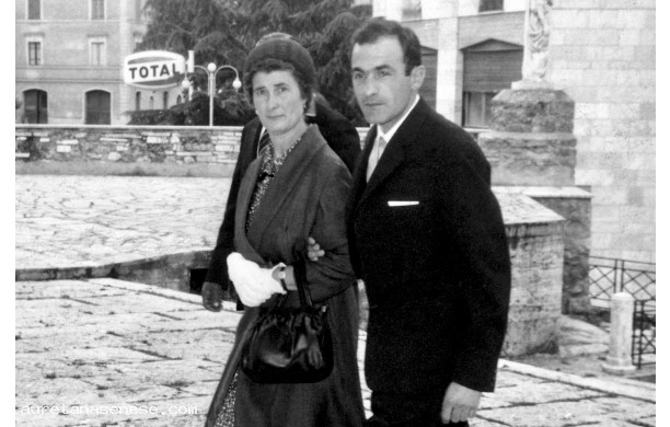 1966, Gioved 16 Giugno - Enzo accompagnato in chiesa dalla madre