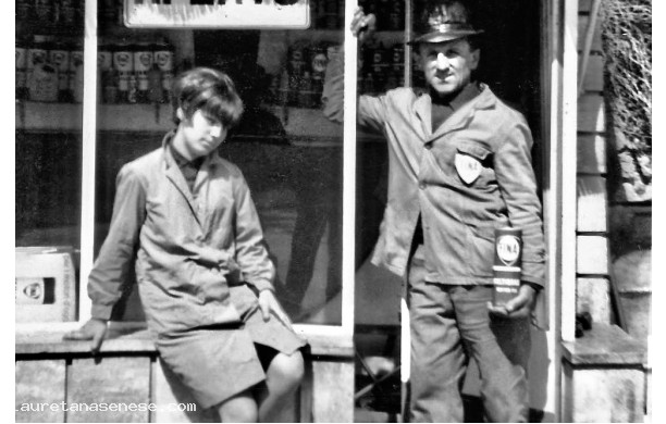 1966 - I due gestori del distributore FINA