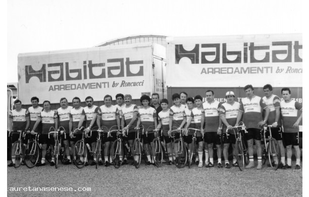 1985 - Foto ricordo della squadra ciclistica Habitat