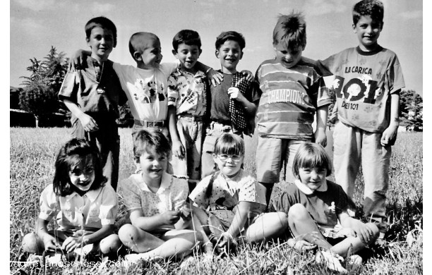 1995, Giugno -  Coetanei su un prato a primavera