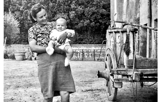 1970 - mamma e figlia nell'aia di casa