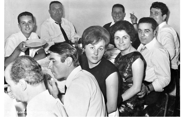 1963, gioved 5 Settembre - Parenti e amici al pranzo di nozze