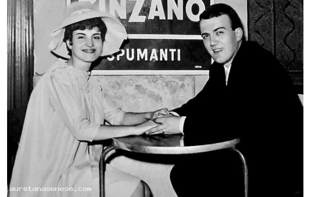 1963,  29 Luglio - Mario e Anna dopo il matrimonio fuori dal Ristorante La Pace
