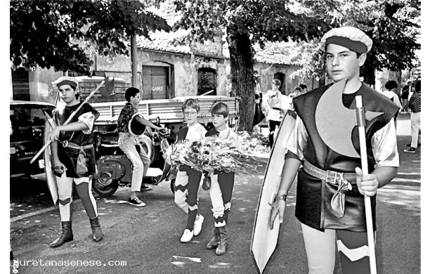 1991, Settembre - La comparsa della Corona pronta per raggiungere la chiesa del Giardino