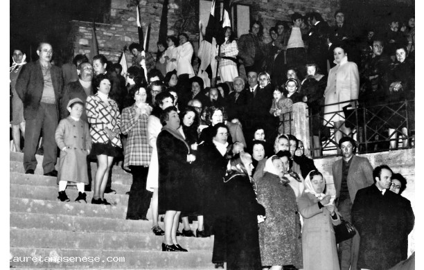 1967? - Il coro della Parrocchia sulle scale il Venerd Santo