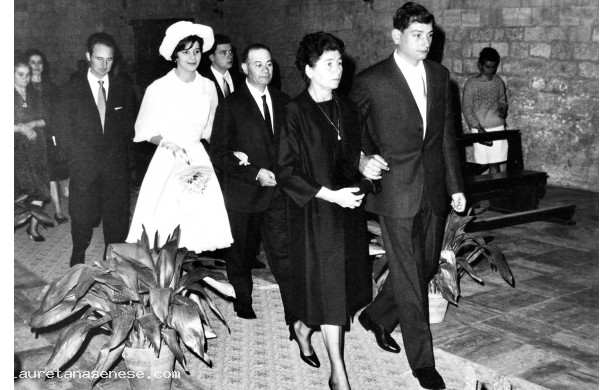 1964, Domenica 27 Settembre - Anna e Roberto accompagnati all'altare