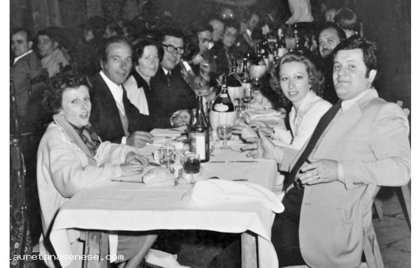 1977 - Garbo dOro, una lunga tavolata con alcune persone sconosciute