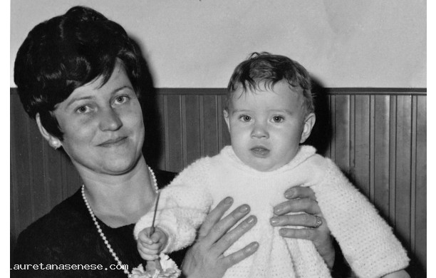 1968, Domenica 13 Ottobre - Catia in braccio alla mamma