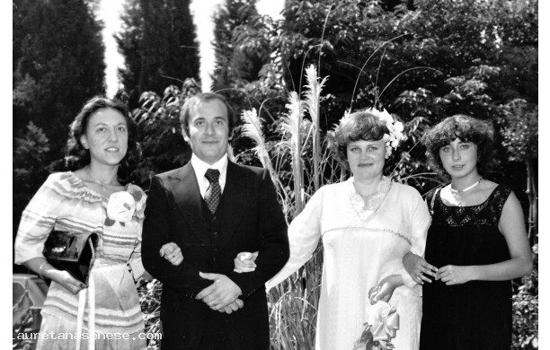 1977, Domenica 11 Settembre - Gli sposi con due care amiche