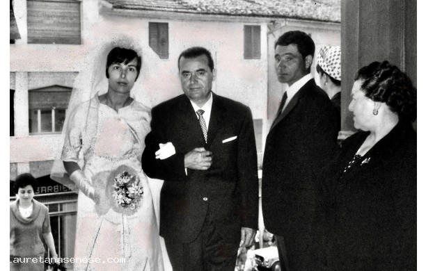 1966, Gioved 16 Giugno - Dory entra in chiesa