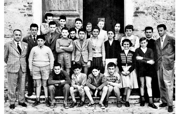 1958 - Il personale della Scuola Media con alcuni allievi